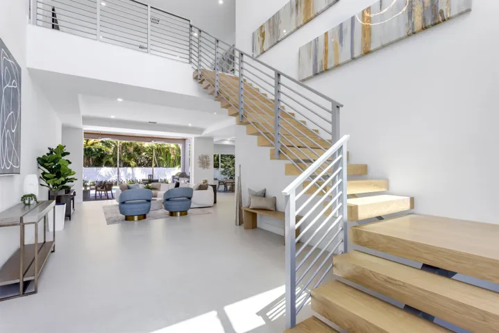 FOYER_ANGLE_OPEN_EB