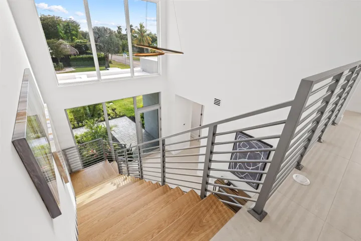 STAIRCASE_LOOKING_DOWN_DT