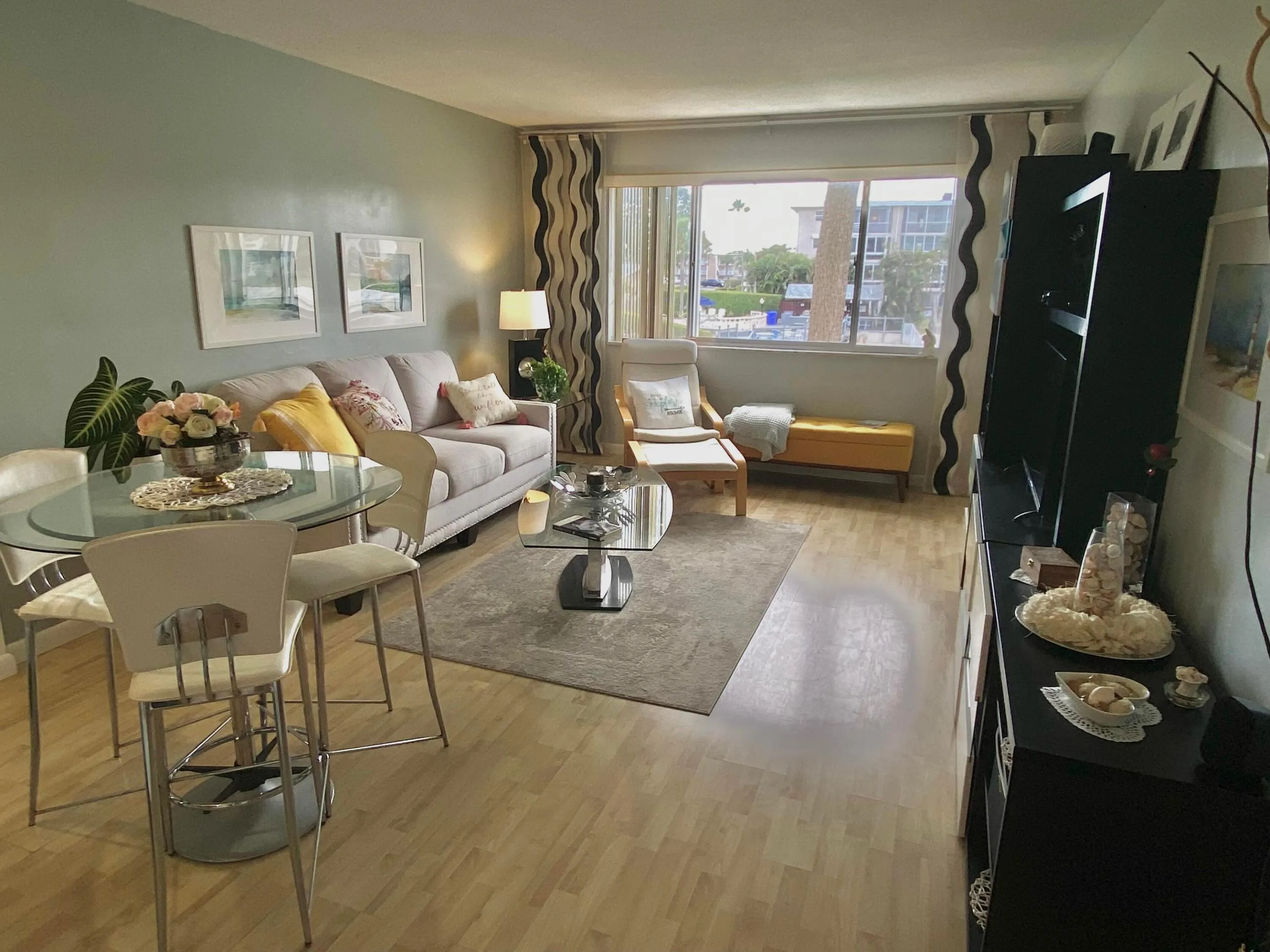 Spacious light and airy Living room