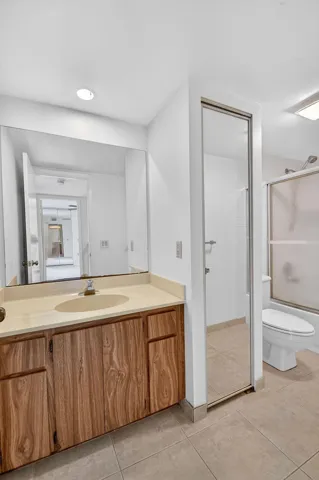 Second full bathroom has shower/tub combo