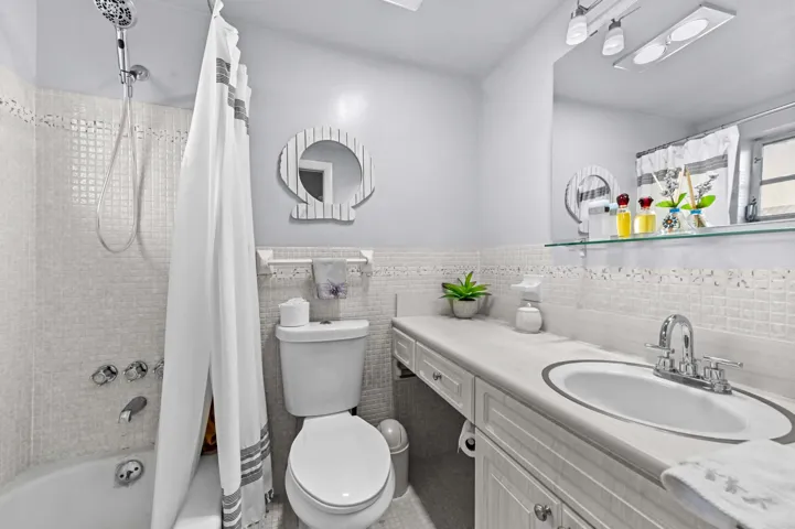20 Bathroom 02