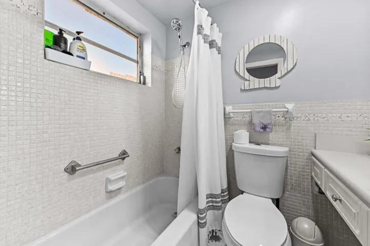 21 Bathroom 03