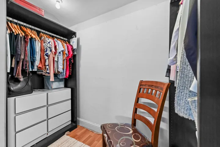 22 Closet 02