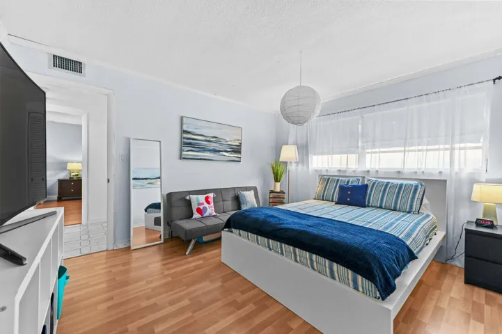 17 Bedroom 03