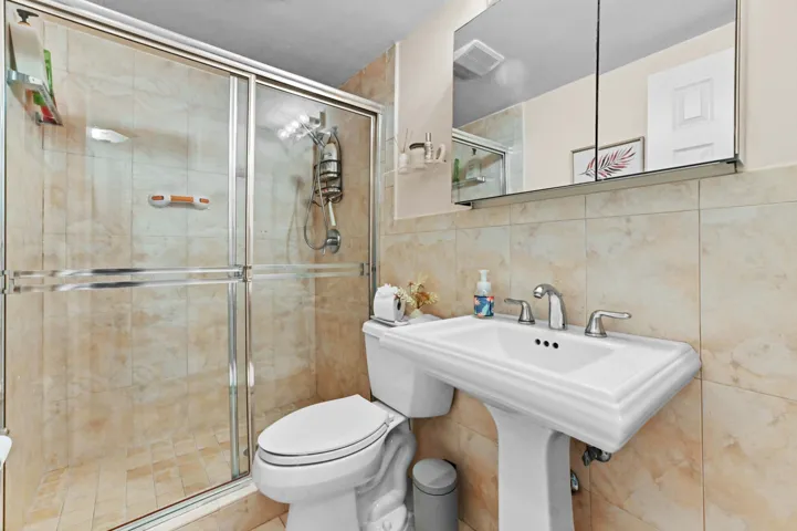 13 Bathroom 01