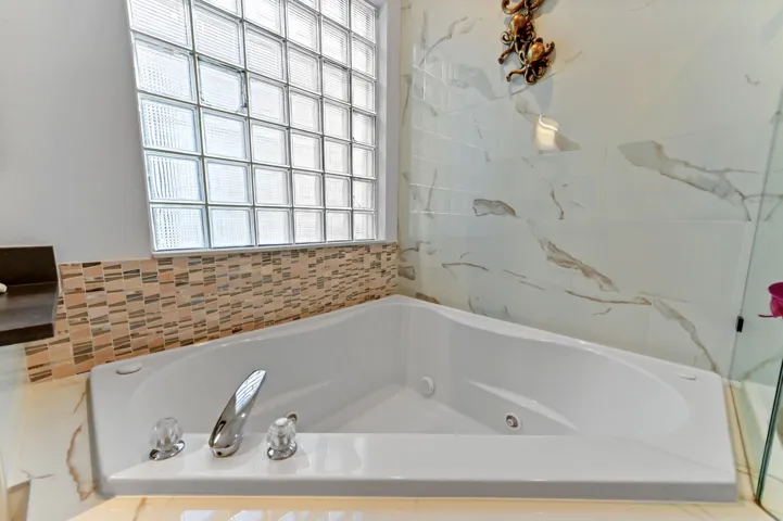 31 Bathroom 02