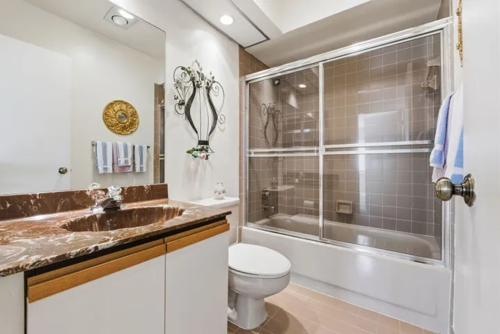 2nd level full bath.