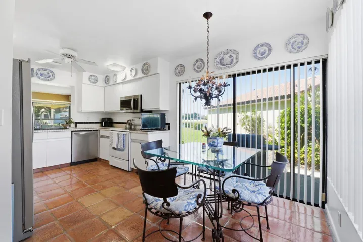 Eat-in kitchen with Sliders