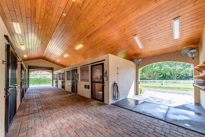 2 wash/grooming stalls