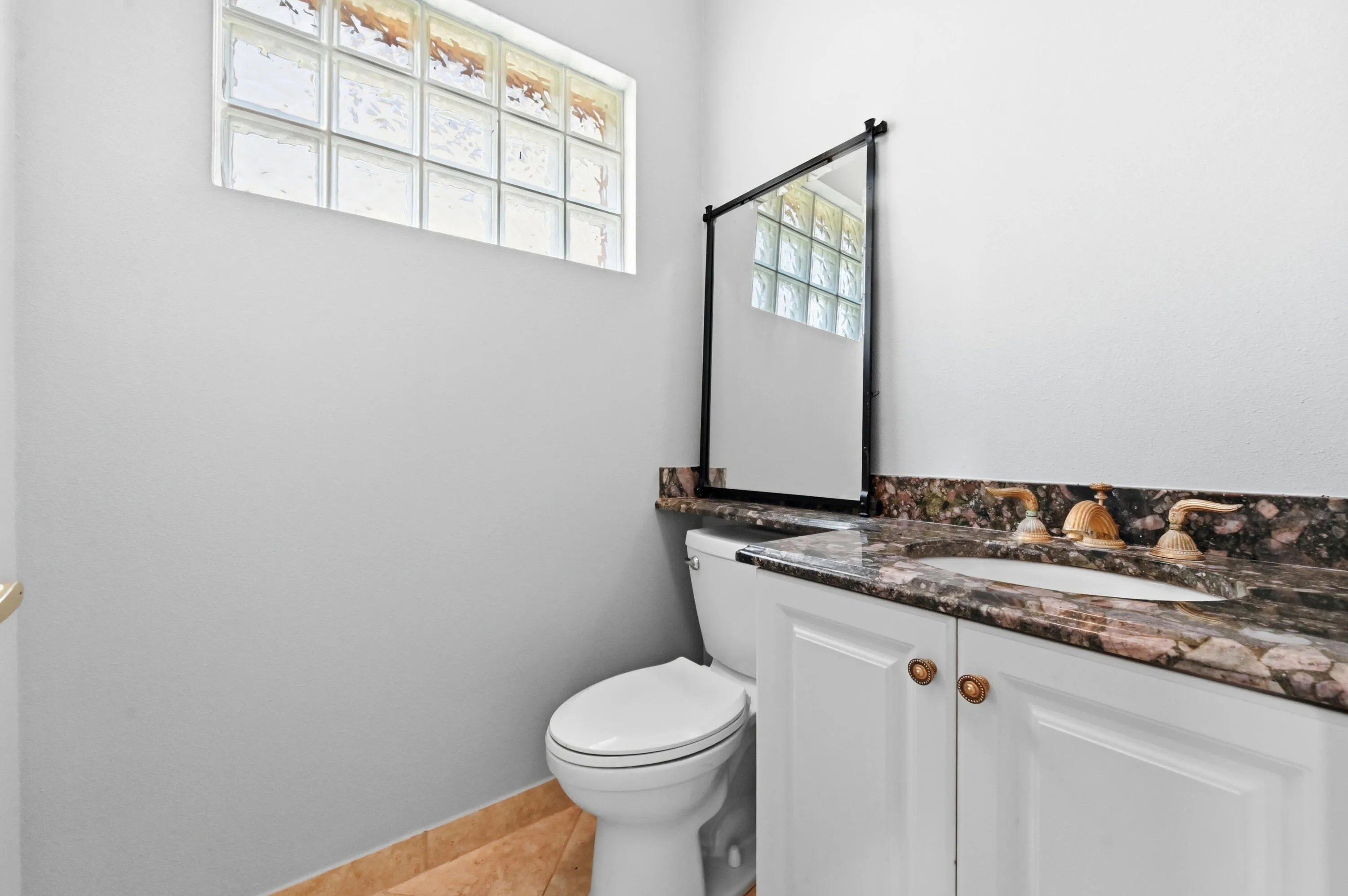 09 Bathroom 02