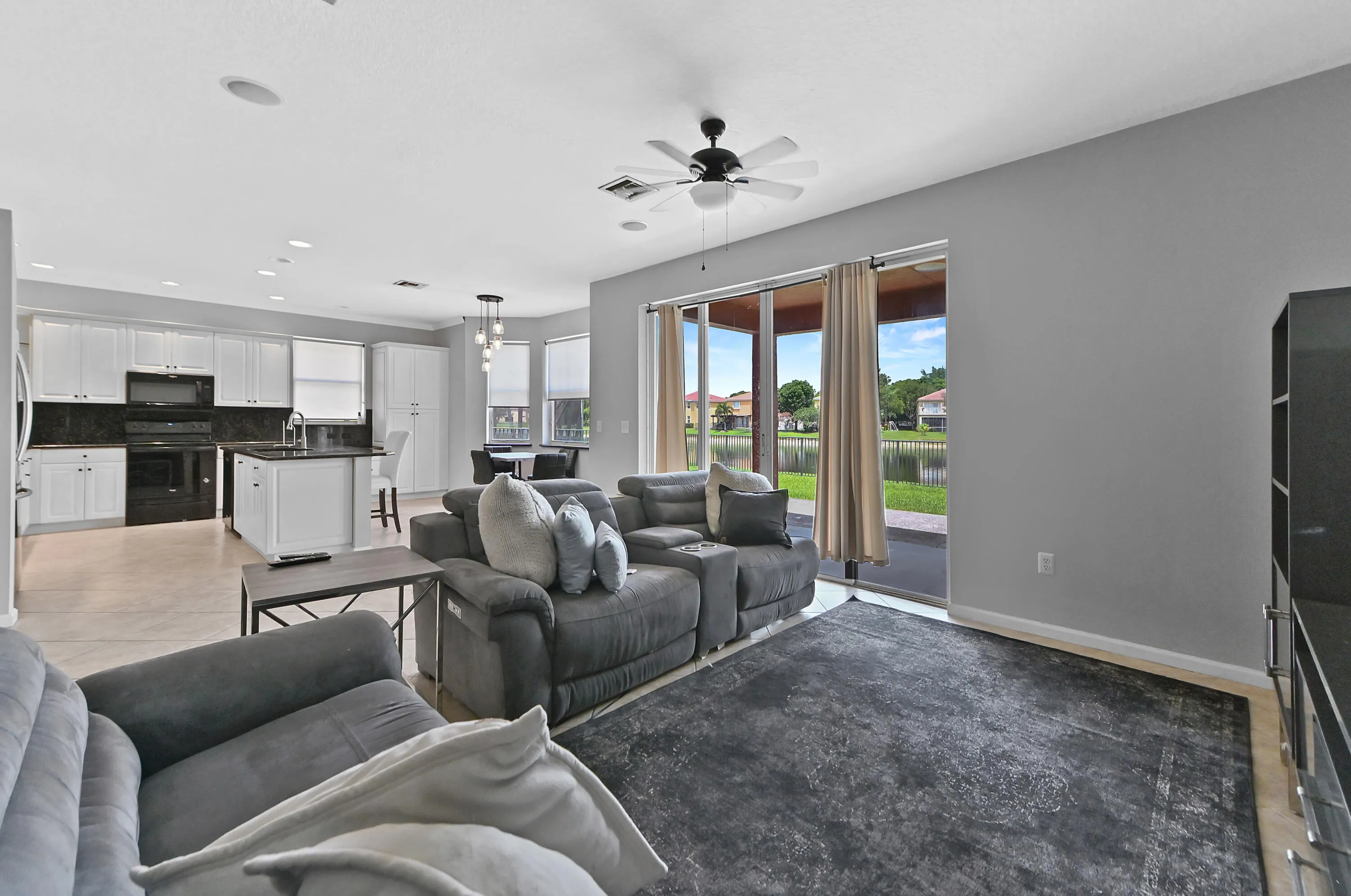 13 Family room 04