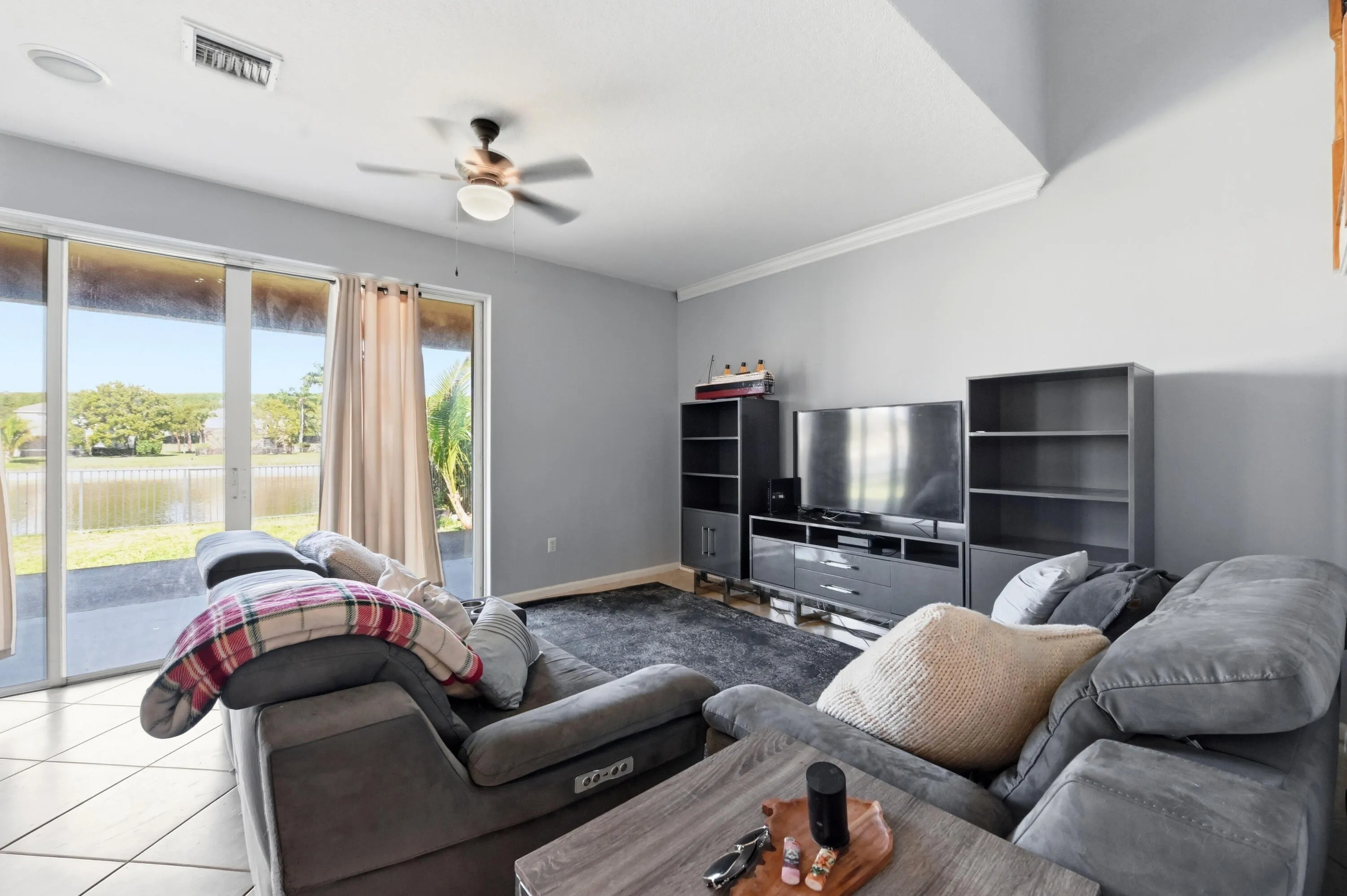 13 Family room 02