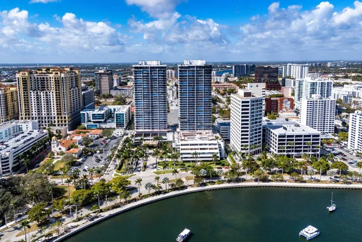 Centrally Located Full Service Luxury Concierge Building