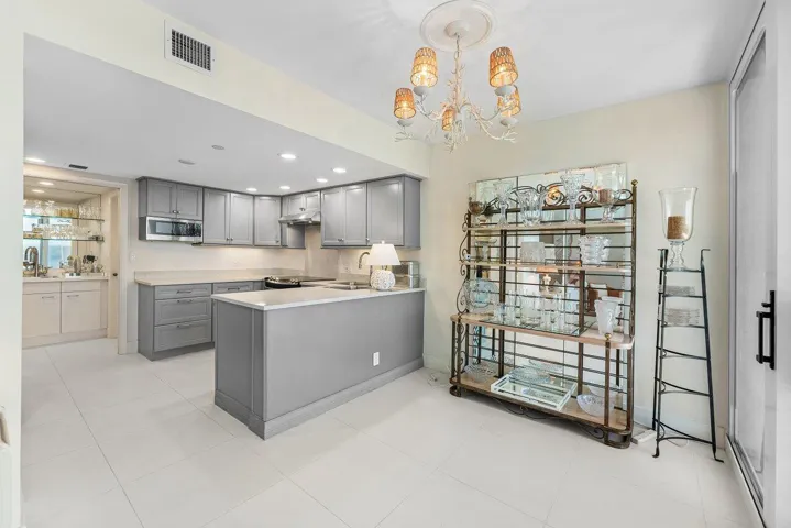 Eat-In Kitchen