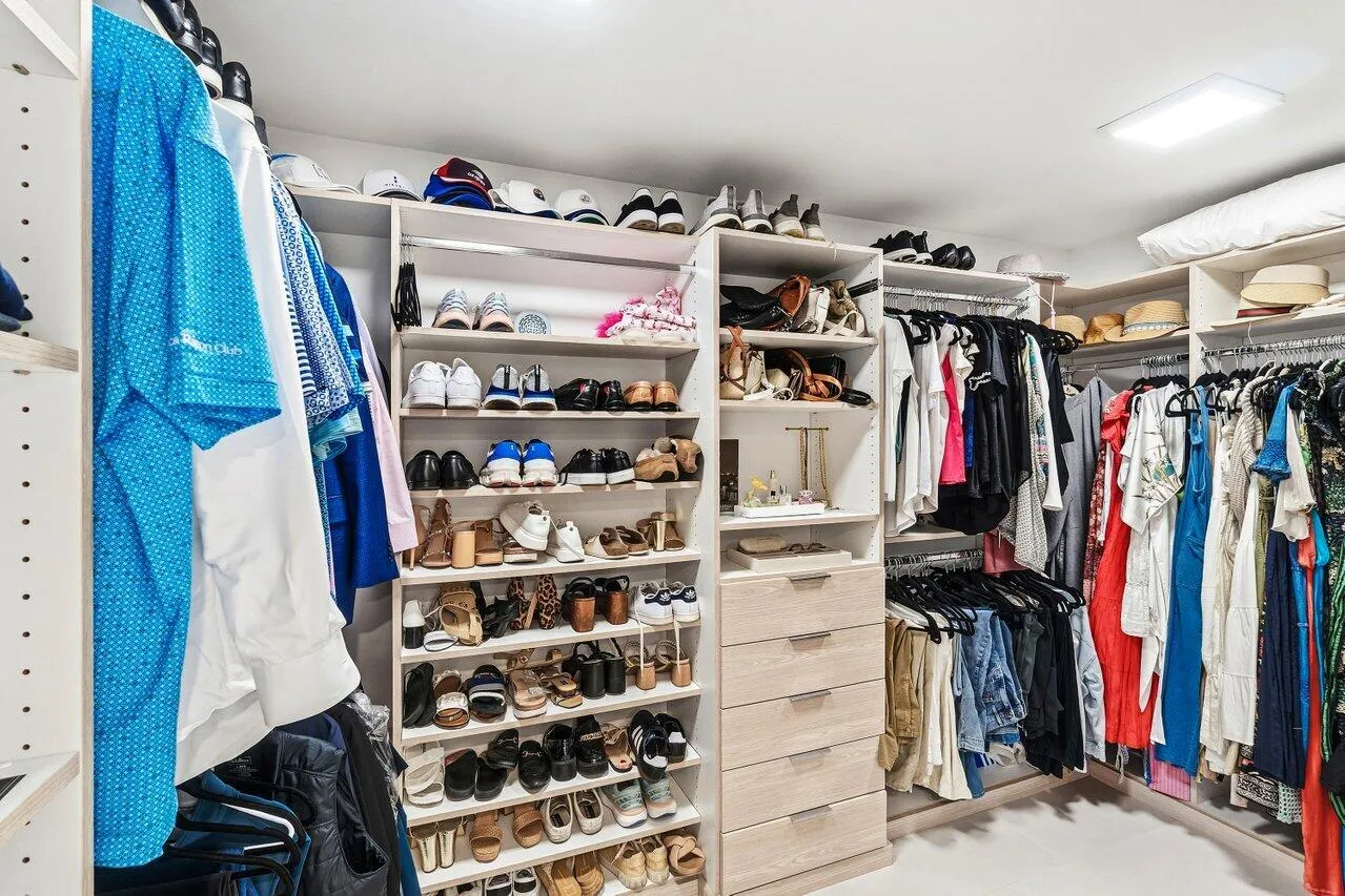 CUSTOM WALK IN CLOSET