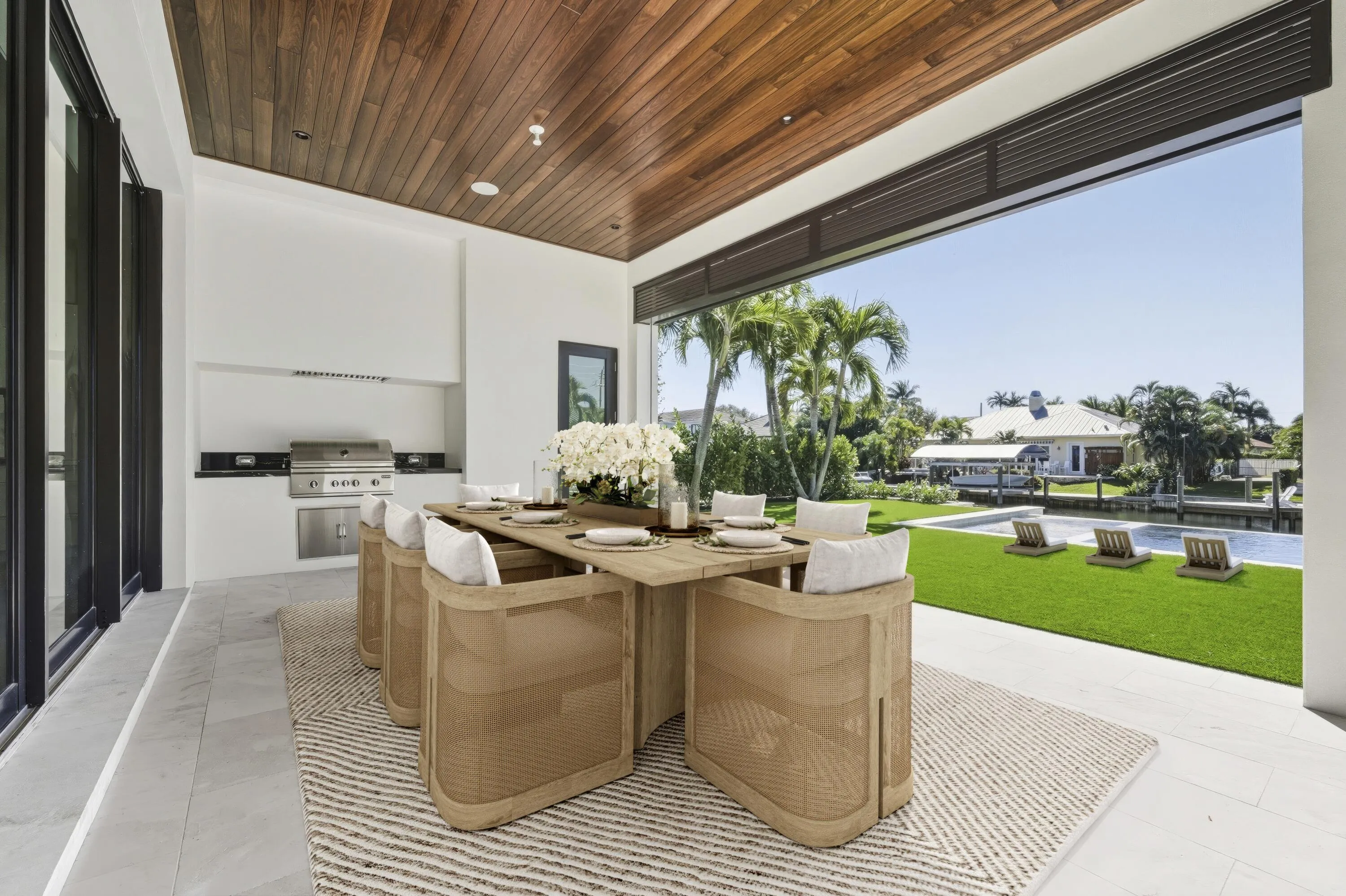 STAGED LANAI