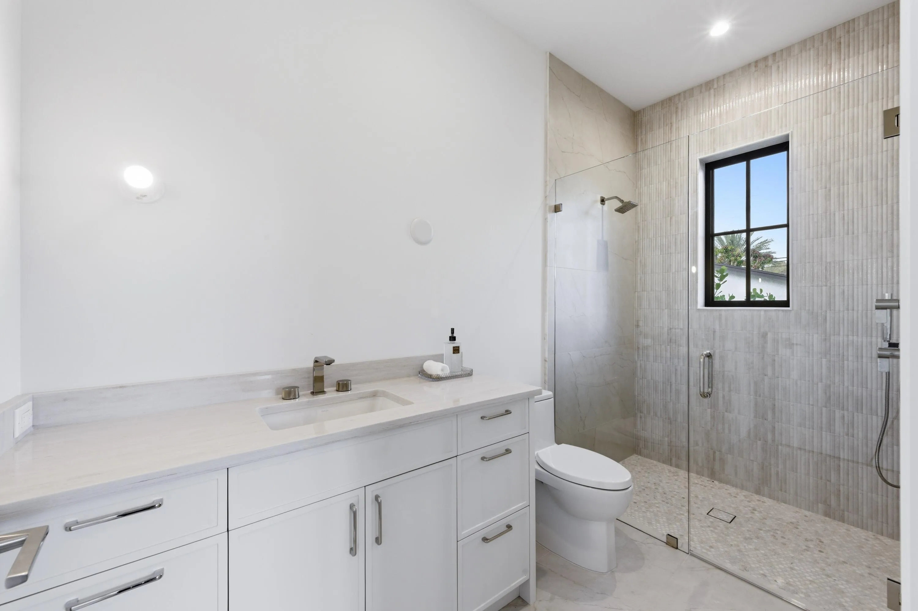 GUEST BATHOOM 3 - 1ST FLOOR