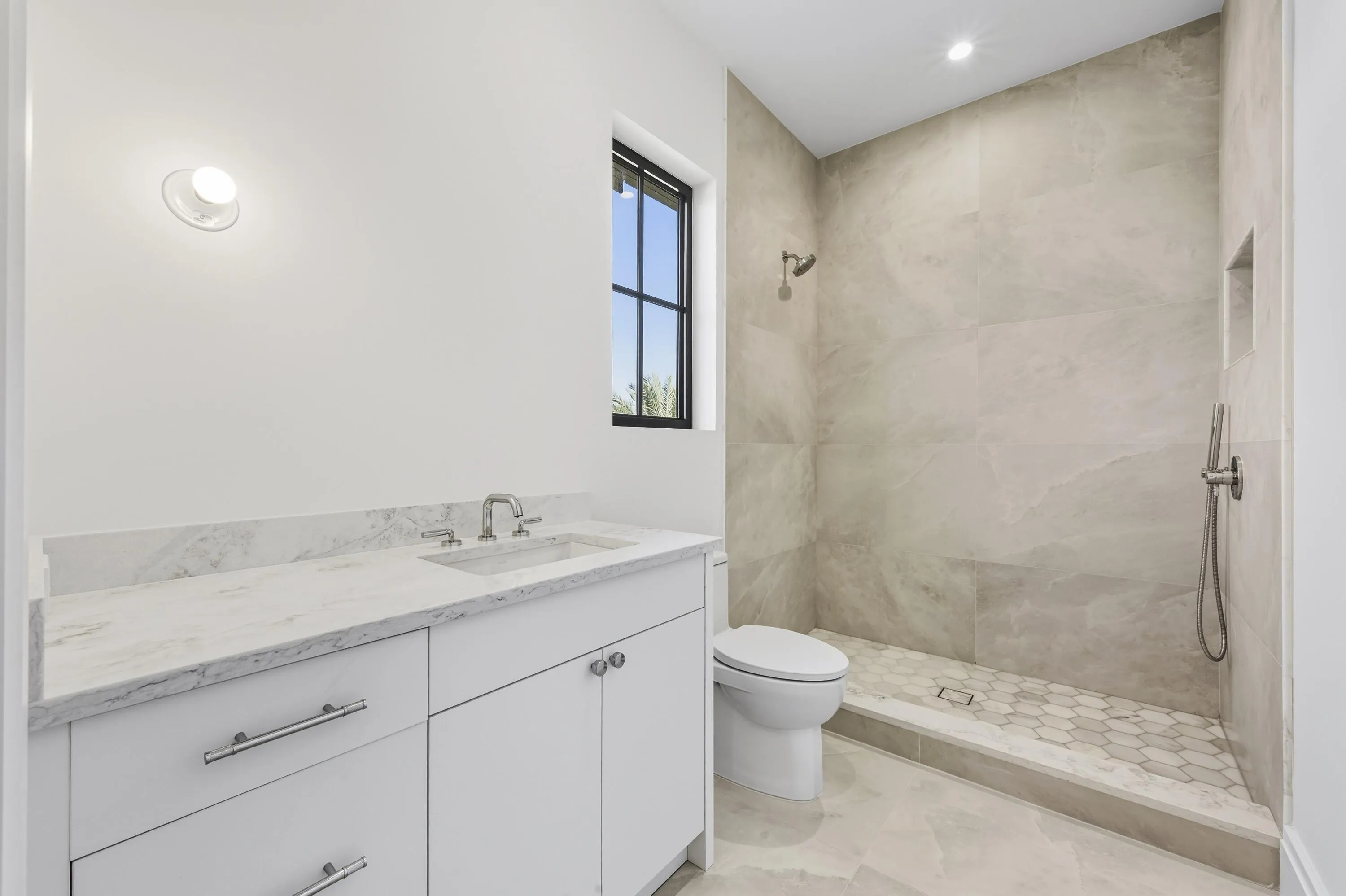 GUEST BATHROOM 5 - 2ND FLOOR