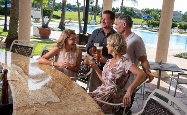 pg-tesoro-poolside-bar-lifestyle-min-650