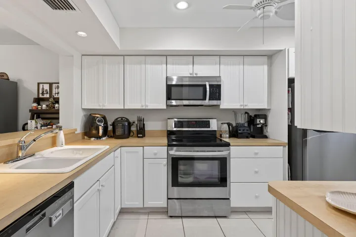 EXPANSIVE KITCHEN