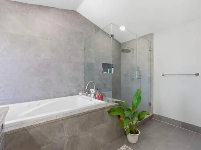 Primary_Bathroom_2_[2]