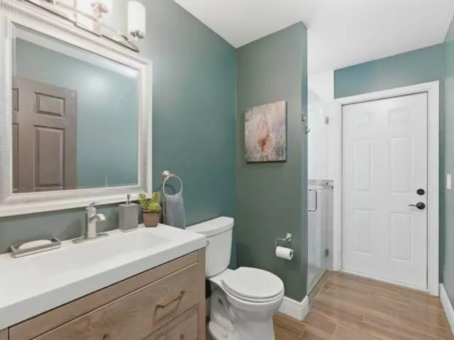 Guest_Bathroom_1st_Floor_1_[2]