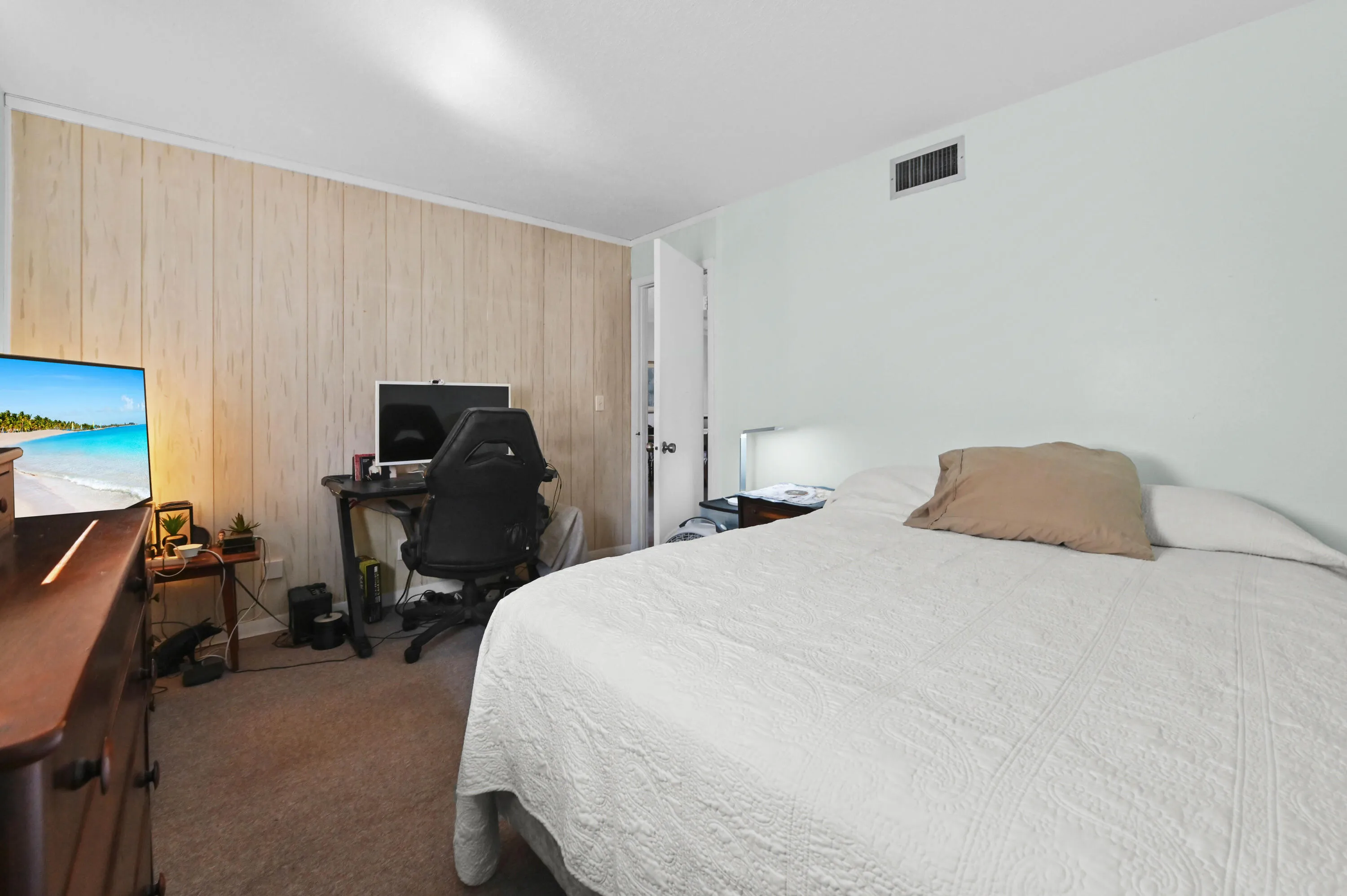 17 Bedroom 03