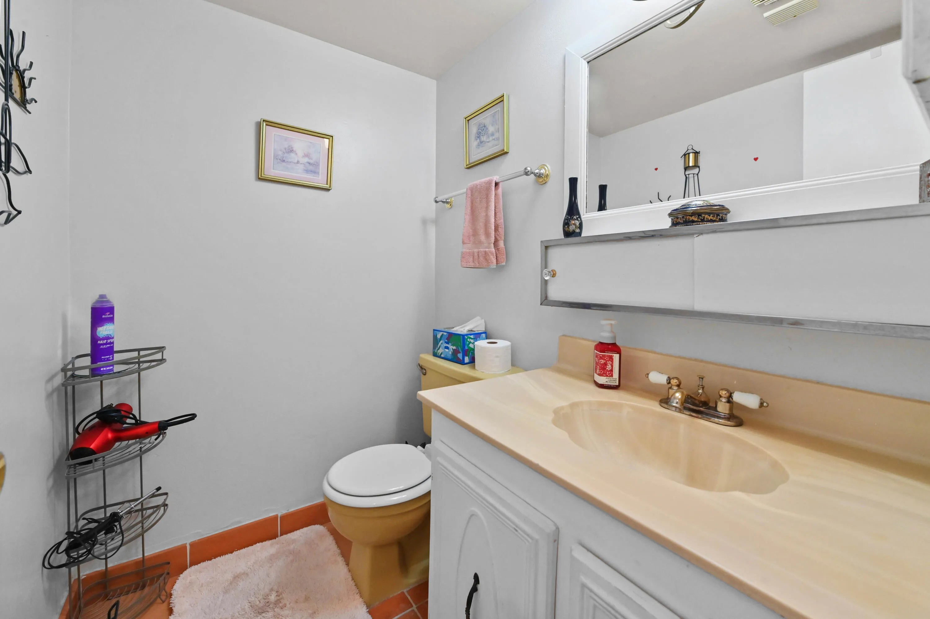 14 Bathroom 01