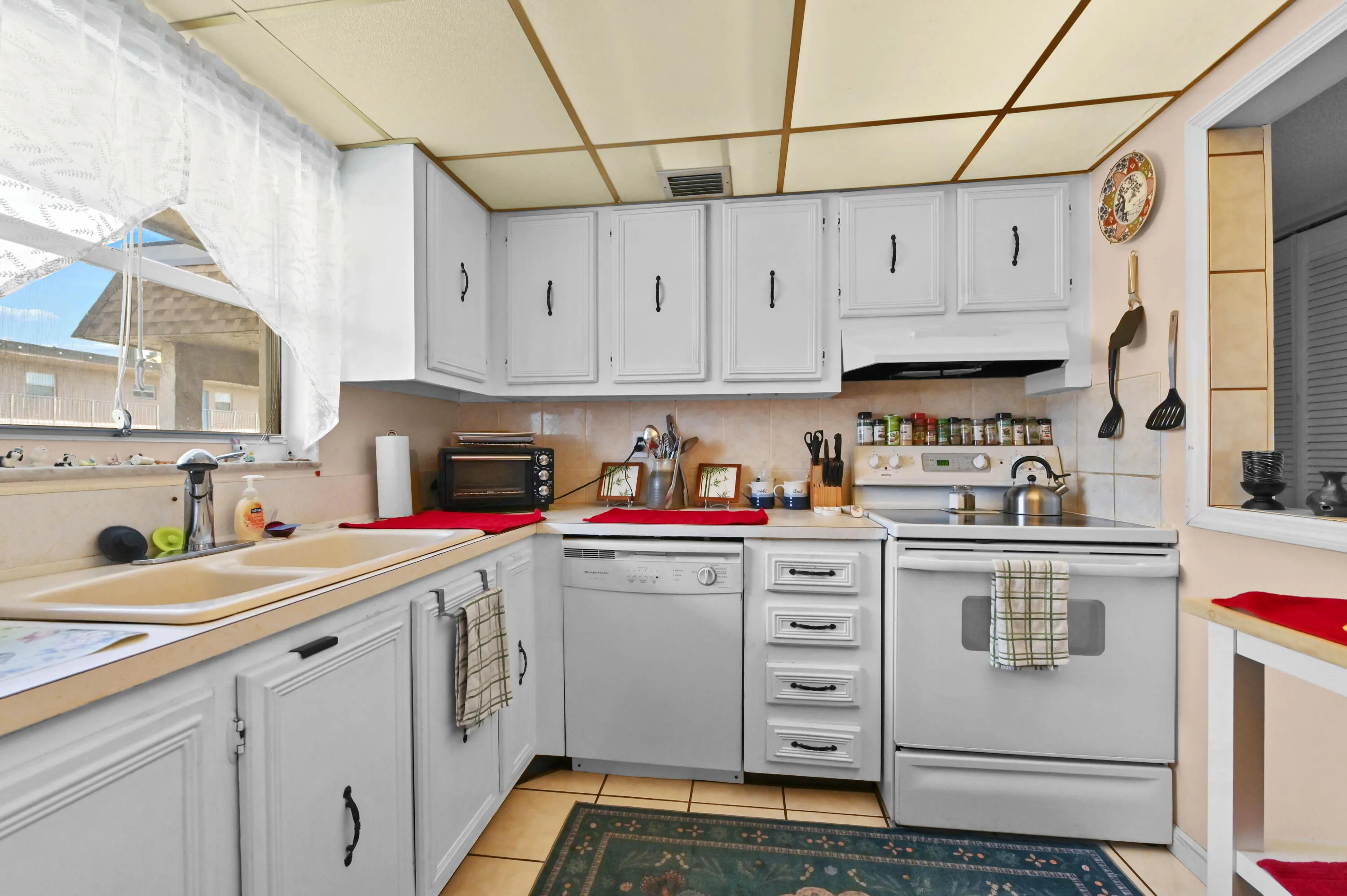 12 Kitchen 02