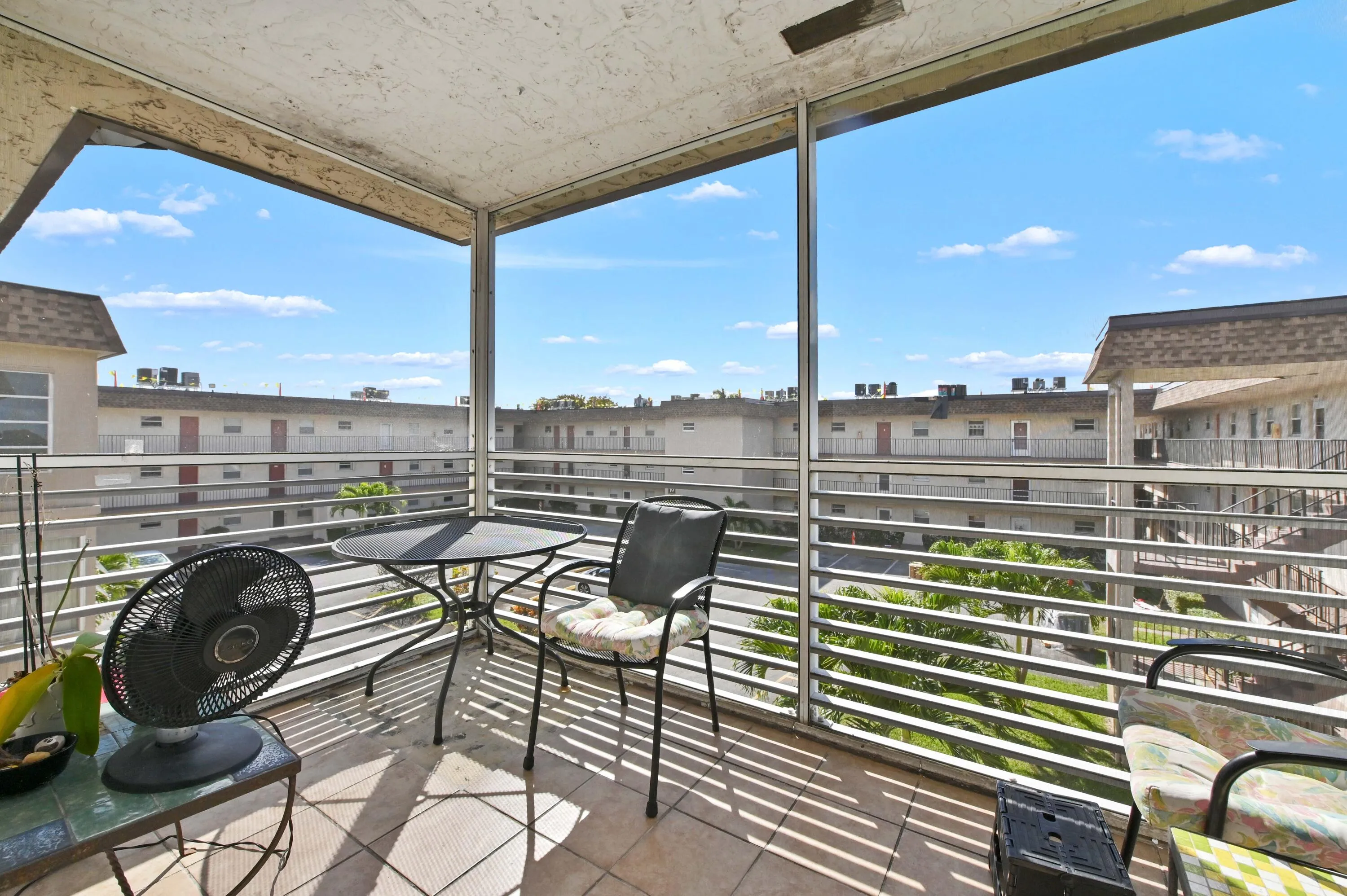 25 balcony 02