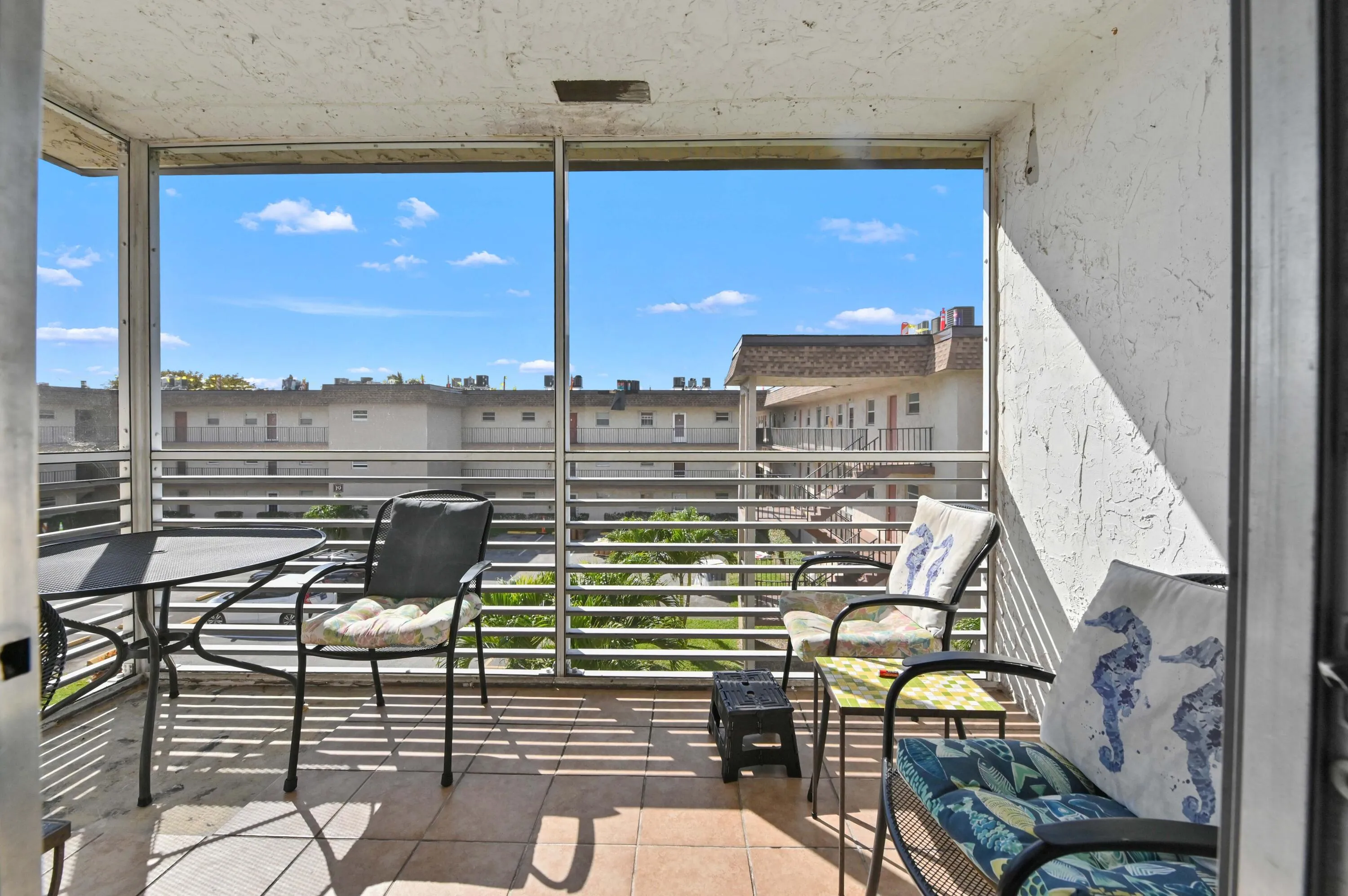 24 balcony 01