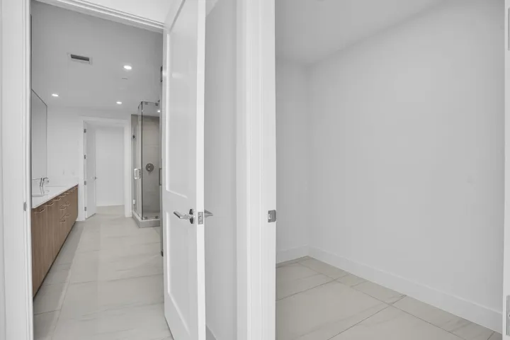 Owner’s Suite Bath and Walk-In Closet