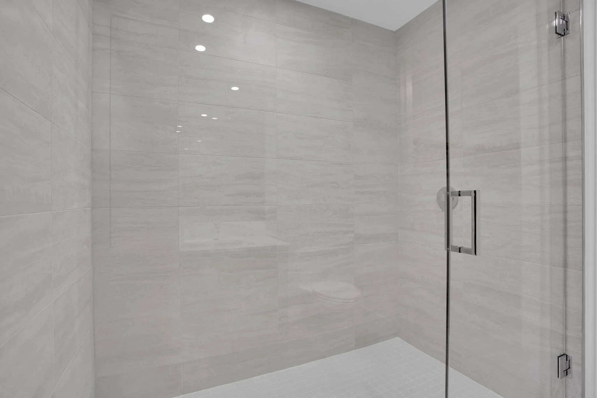 Guest Suite Bath (2)