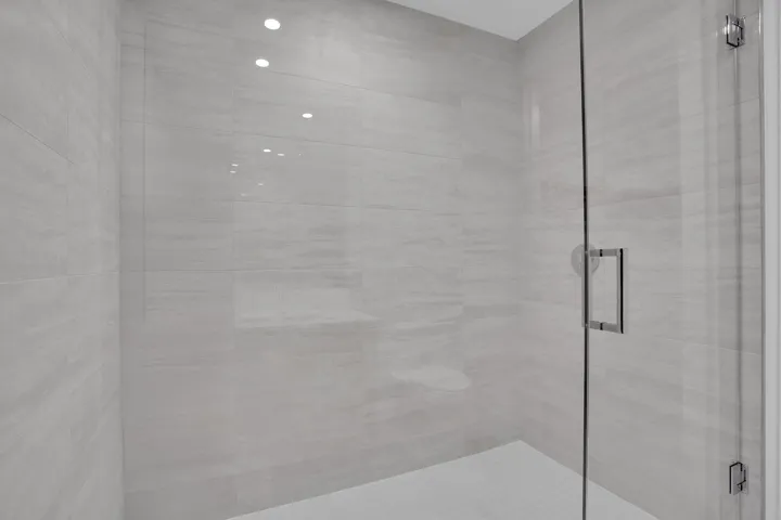 Guest Suite Bath (2)