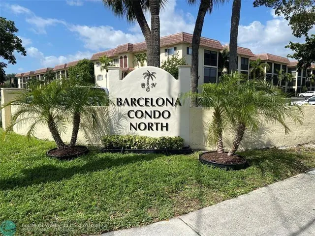 Front entrance to Barcelona Condo North