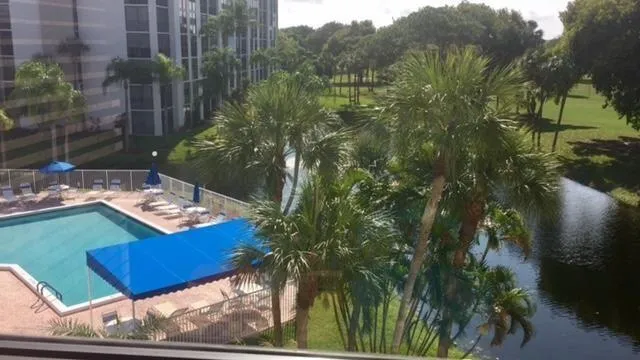 CLUB ROYALE POOL AND LAKE