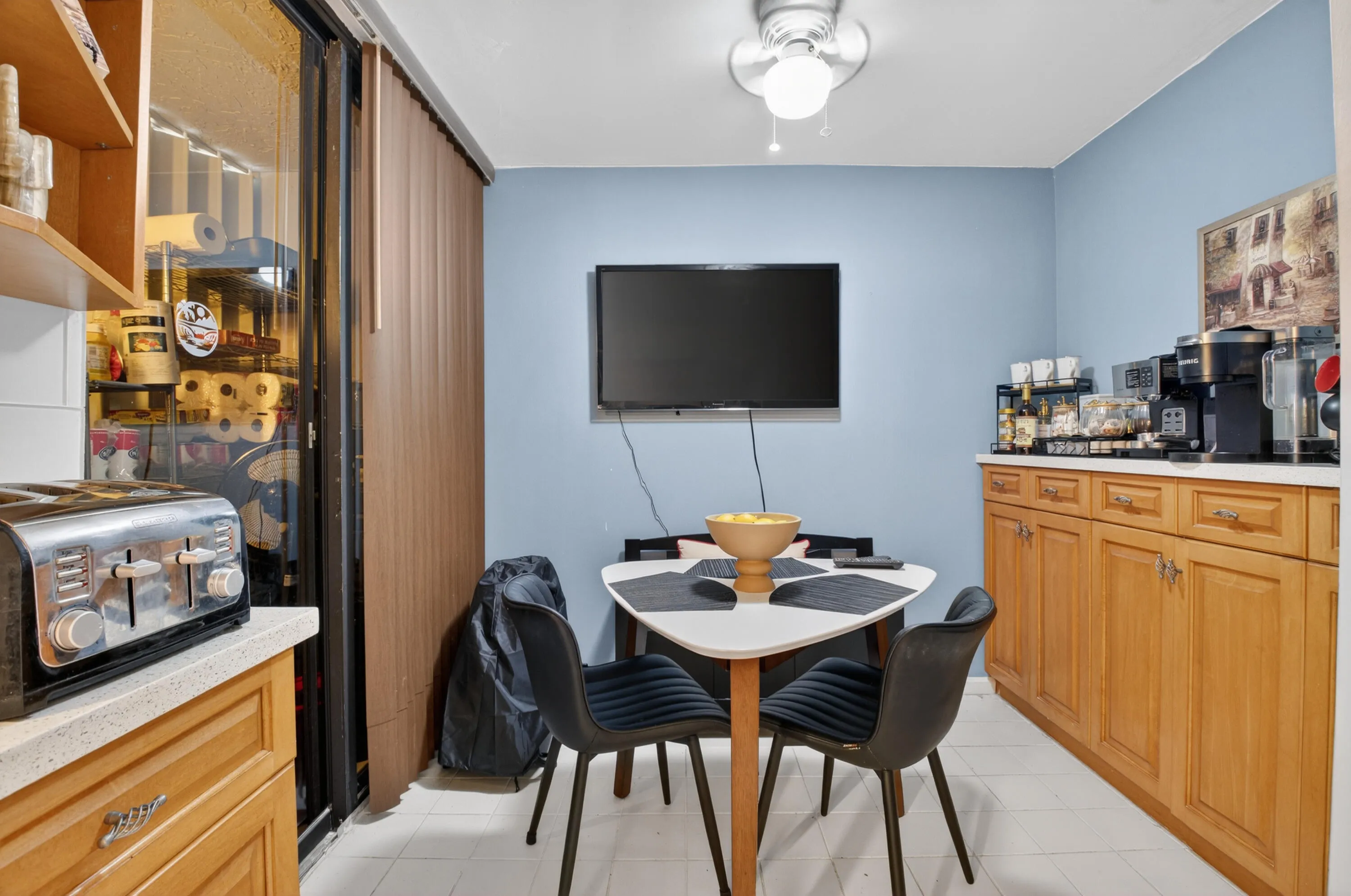 Breakfast nook 2