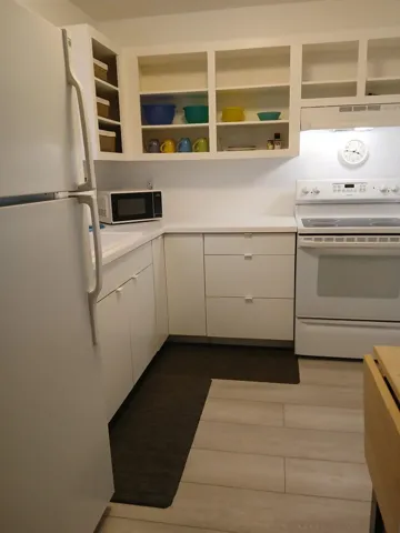 Vinyl floors throughout