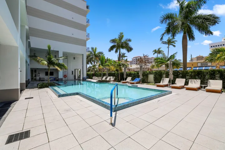 Pool & lounge area