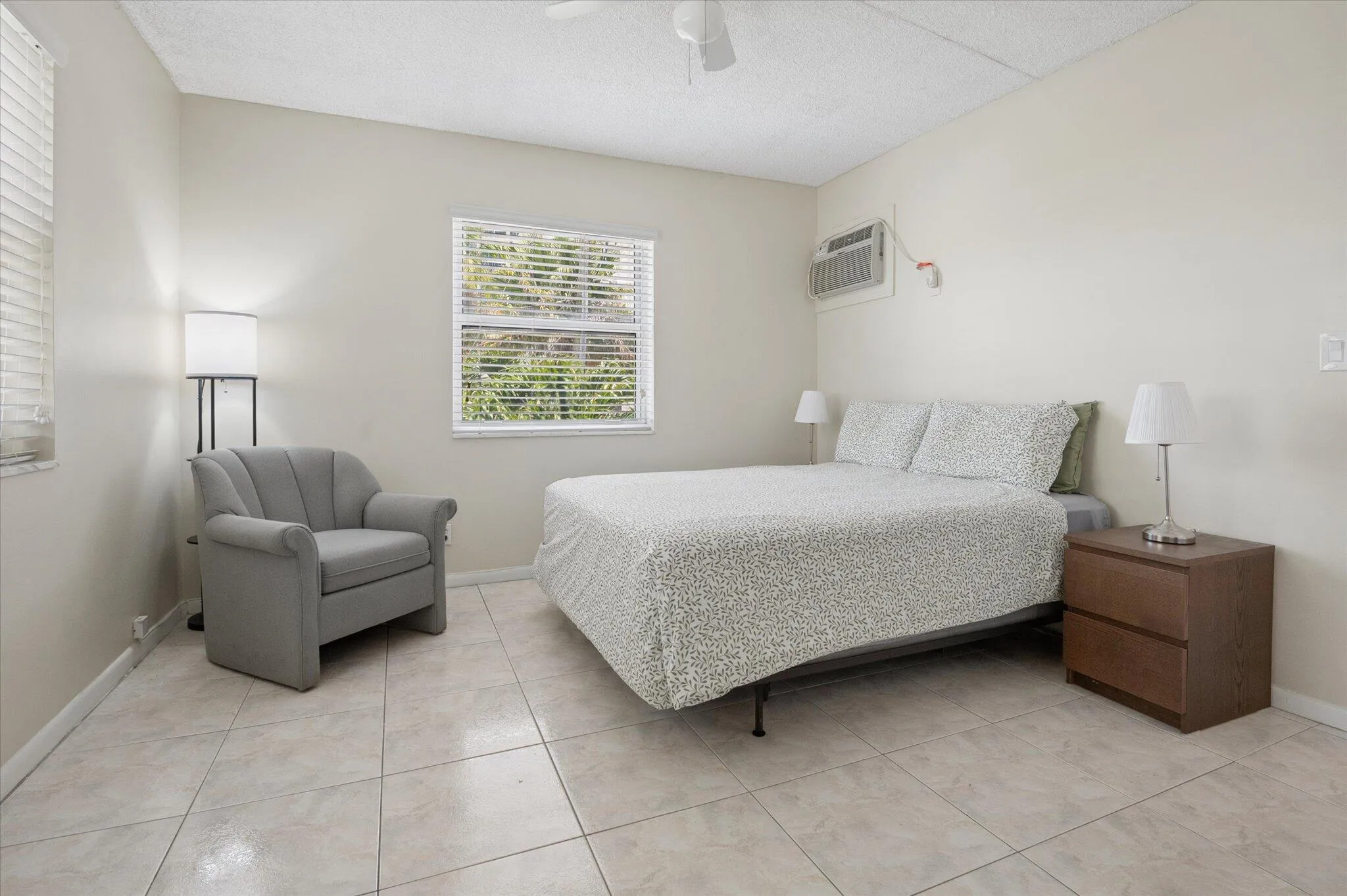 13-Carbonara-720 Orton Ave #206 -13