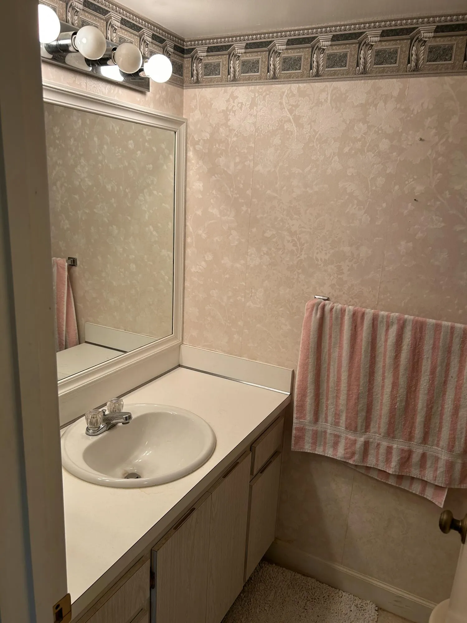 1/2 bathroom