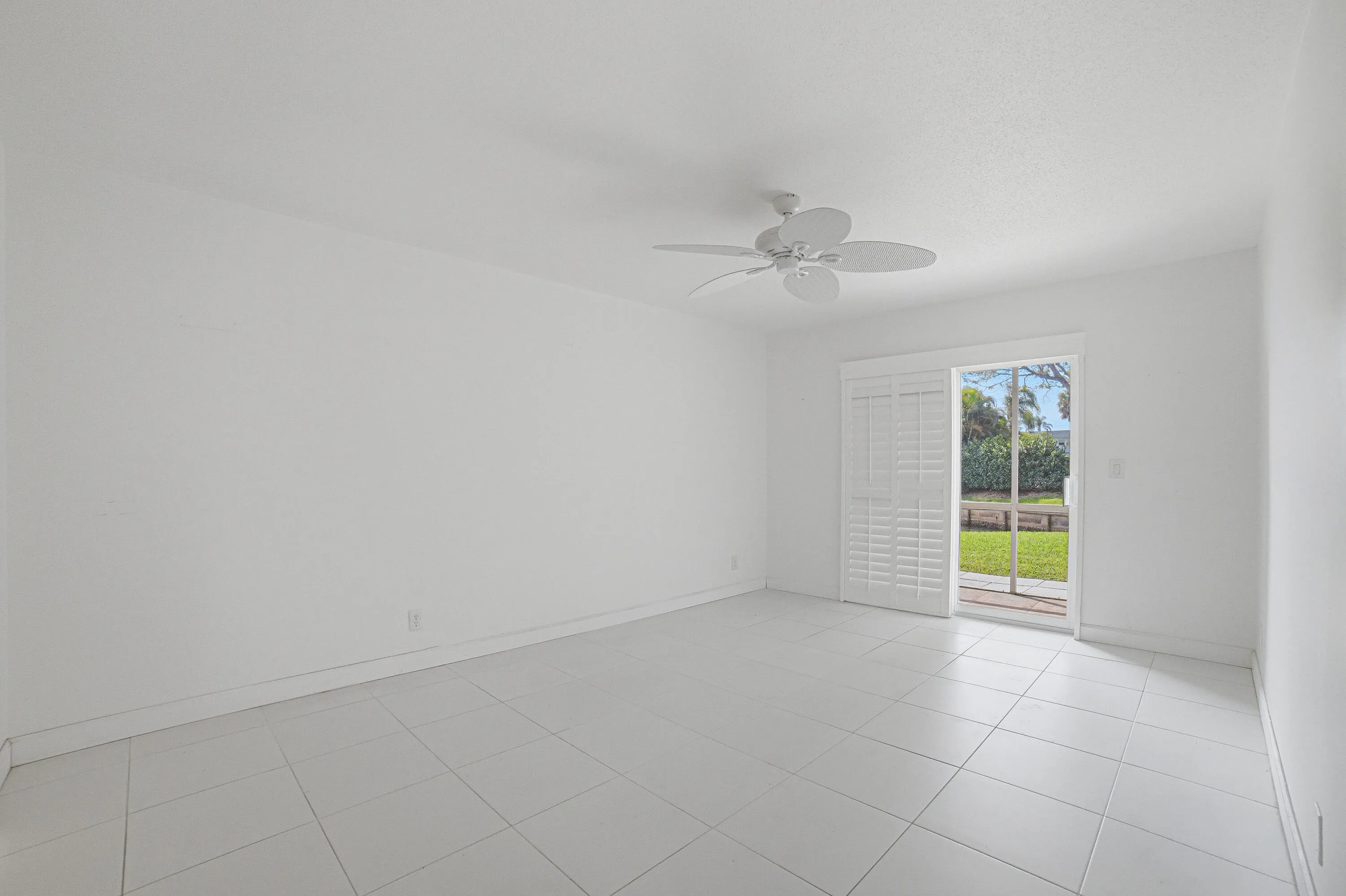 Master Bedroom w/patio slider