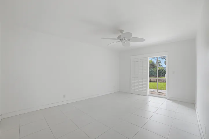 Master Bedroom w/patio slider
