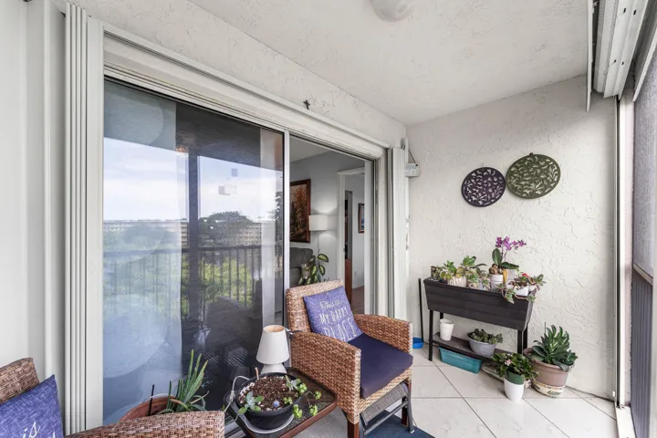 028-2222NorthCypressBendDrive-403-Pompan