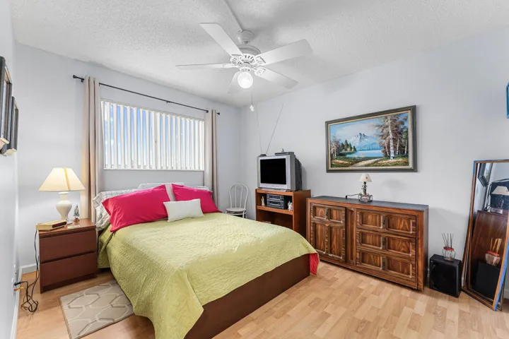 024-2222NorthCypressBendDrive-403-Pompan