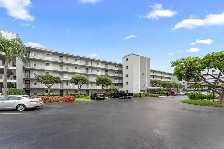 002-2222NorthCypressBendDrive-403-Pompan