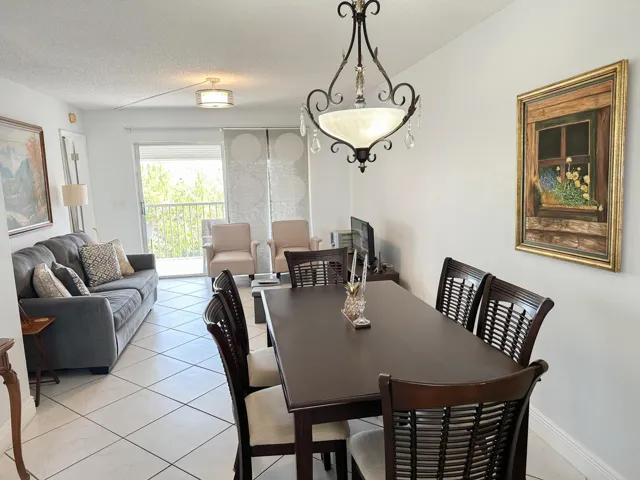 2222 N Cypress Bend-18