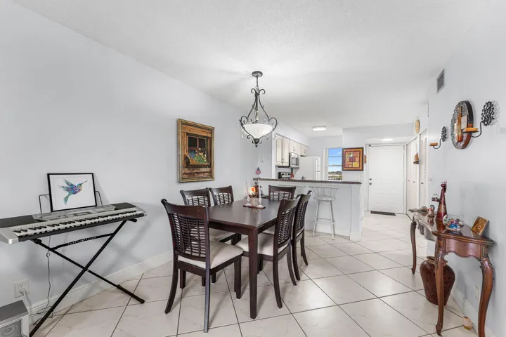012-2222NorthCypressBendDrive-403-Pompan