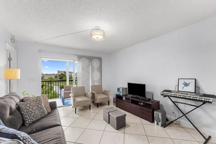 013-2222NorthCypressBendDrive-403-Pompan