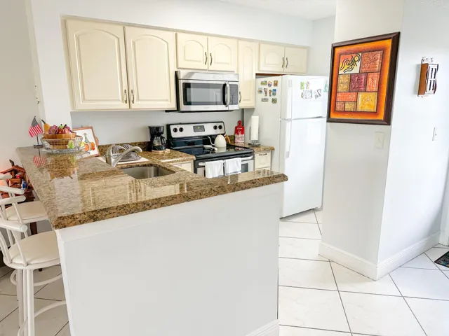 2222 N Cypress Bend-13